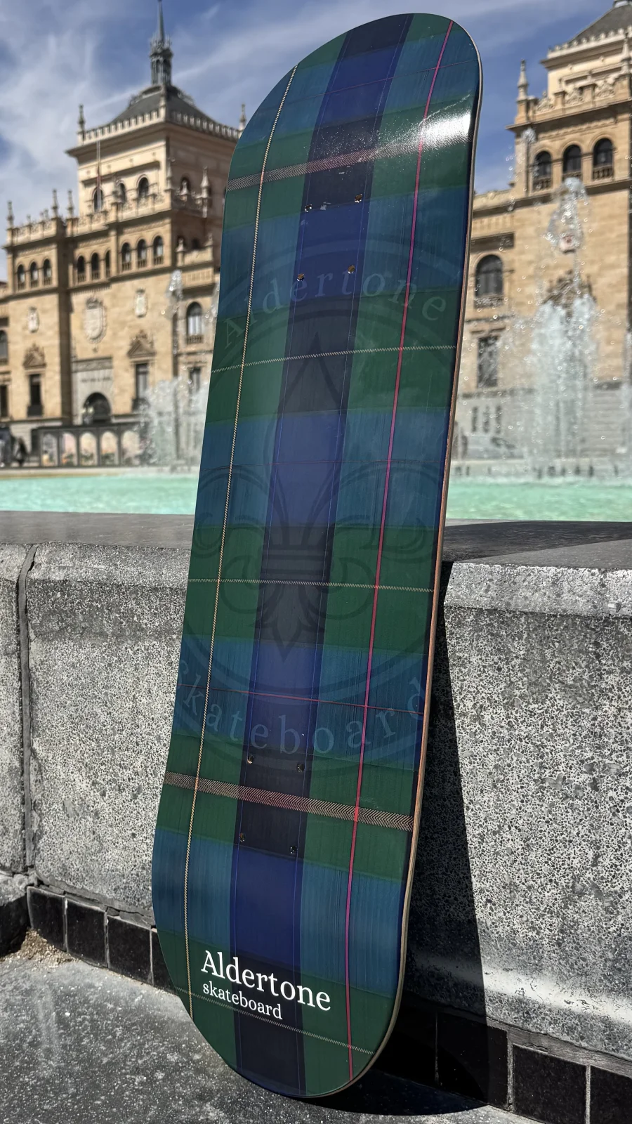 Aldertone Aldertone tartán skateboard deck.
